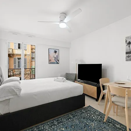 Pour Deux Tres Jolie Au Centre * マントン