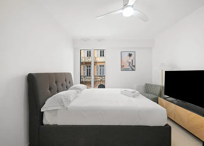 Pour Deux Tres Jolie Au Centre *